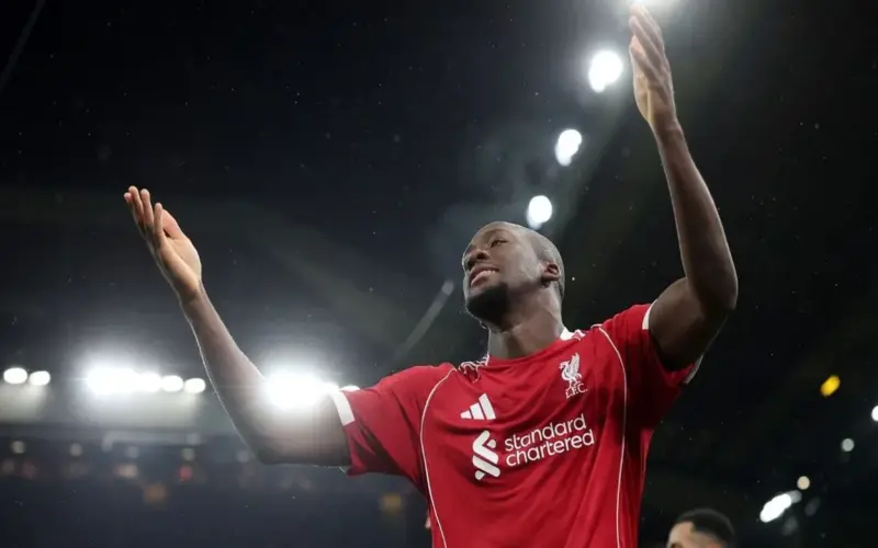 بعد مفاوضات مضنية.. ليفربول يقترب من تجديد عقد كوناتي